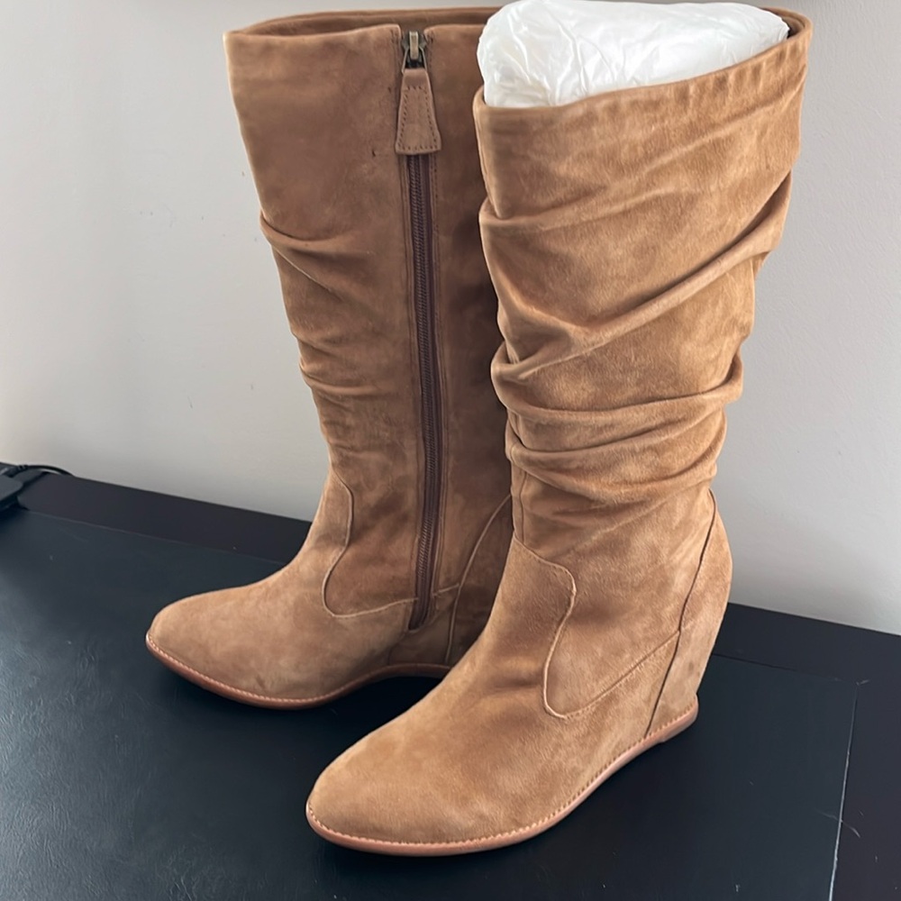 NEW! Never worn and in original packing Johnson &Murphy soft suede boots